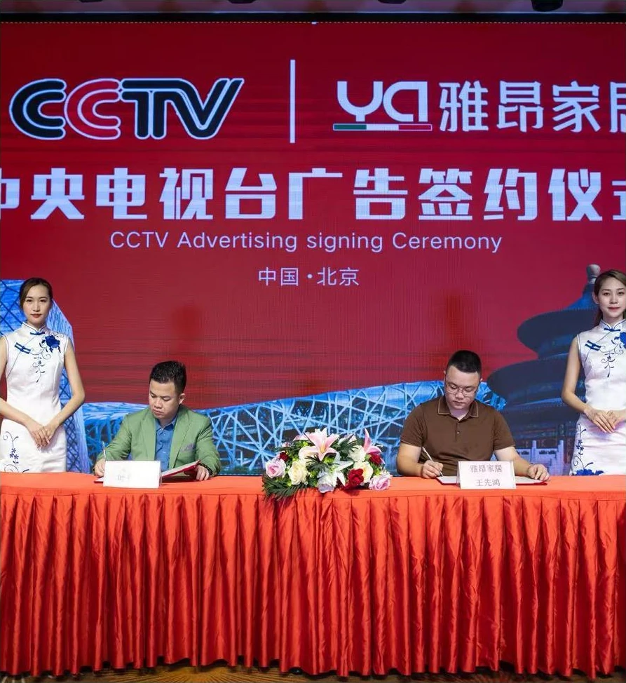 Fotografia della firma di un accordo pubblicitario CCTV